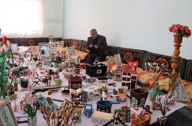 pten ve evreden geri dnm malzemeleri toplayan Vergili, atlyeye evirdii odasnda ahap oymaclnn yan sra maketten cami, okul, uak, ev, araba ve saatler yapt.