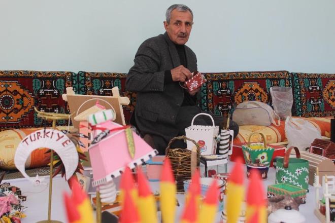 Bahekim Do. Dr. Mehmet Parlak da "Parkinson rahatszl bulunan hastamz nroloji kliniimize bavurdu. Uzman arkadalarmzn tedavileri sonucu hastamzn yaam kalitesi artt. Yapt el ileriyle ikayetlerinin azaldn grdk. Bu, sklkla grlen bir ey deil. Hastamzn elinde titreme olmadan yaamn srdrmesinin mutluluunu yayoruz" dedi.