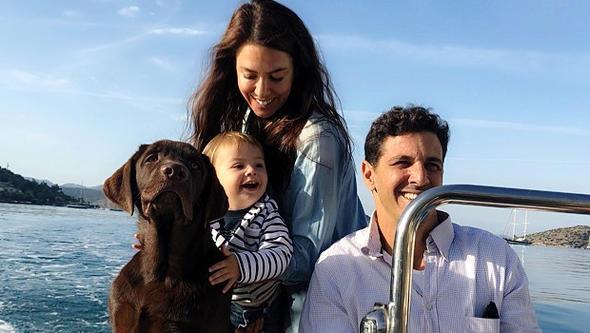 Sunucu Tanem Sivar ile 1.5 yllk sevgilisi, Edhem Divana ile Aralk 2015&#8217;te tatil iin gittikleri Avustralya Sidney&#8217;de srpriz yapp evlenmiti.