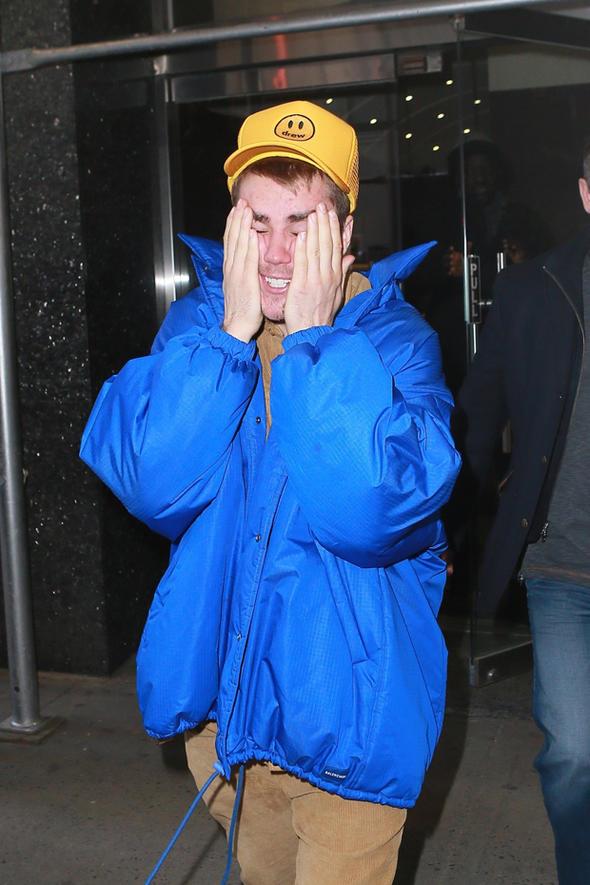 Yaklak bir aydr depresyon tedavisi gren Bieber, New York'ta terapistinin muayenehanesinden karken etrafn yine bir fotoraf ordusu sard.