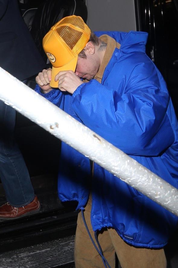 Yzn sivilcelerin kaplad grlen Bieber, aracna kadar bile zorlukla yrmesine neden olan bu fotoraf ordusunu grnce yz ekilden ekile girdi.    Bir ara aresizlik iinde yzn ellerinin arasna alp alayacakm gibi bir ifade taknd. Gen arkc, daha sonra Instagram hesabndan yapt aklamada hayranlarna "Benim iin dua edin" diye seslendi.