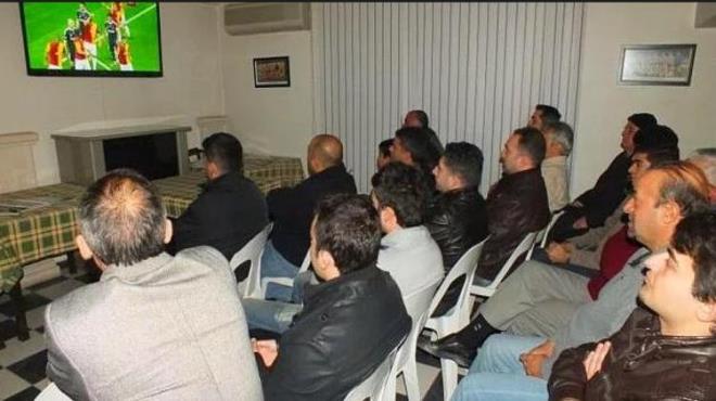 Futbol malarnn dijital platformlarda yaynlanmasyla birlikte malara gidemeyen futbol severler bir dnem karlamalar kahvehanelerde ve derneklerde izliyordu. lk balarda cretsiz izlenen malarda kahvehane sahibinin belli aralklarla yapt ay ime tacizine sessiz kalmak zorundaydnz.