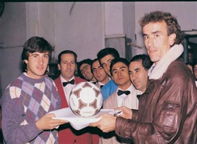 Gnmzde cep telefonunuzdan malar canl izleyebiliyorsunuz. Ancak bir dnem herkesin evinde televizyon yoktu.O zamanlar bu nedenle maazalarn vitrinlerinin nnde insanlar birikir ve sesini duyamasalar da vitrine konulan TV'den yaynlanan ma izlemeye alrlard. Dier bir yntem de ma yayn yapan mekanlara gidip kalabalklar halinde msabakalar izlemekti.