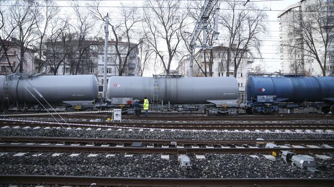 Alnan bilgiye gre, Ankara-Sincan tren hattnn alayan Alt Geidi mevkisinde akaryakt ykl tanker vagonlar tayan tren, henz belirlenemeyen bir nedenle raydan kt.
