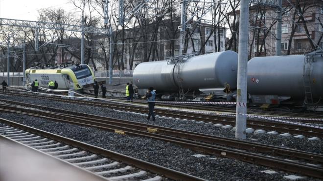Ksa srede blgeye ulaan ekipler, tren ile 4 tanker vagonun raydan ktn belirledi.
