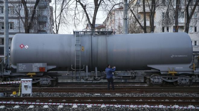 TCDD ekipleri, olay sonras hafif yan yatan tren ve vagonlarn devrilmemesi iin nlem ald.