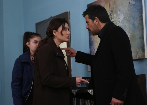 Tantmda Kadir'in kz Artemis ve Glperi'nin ocuklar Hasan, Bedriye ve Can'n bir araya gelerek ailelerine cephe almas da dikkatleri ekti.