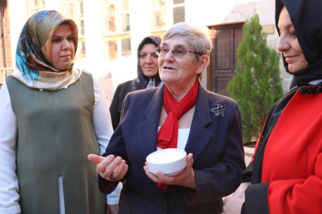 anlurfa Bykehir Belediyesinin davetlisi olarak geldii anlurfa'da Mutfak Mzesinde kadnlar tarafndan yaplan yemekleri tek tek inceleyerek yorum yapan Prof. Dr. Canan Karatay, yreye zg yemeklerin tereddt edilmeden tketilebileceini syledi.