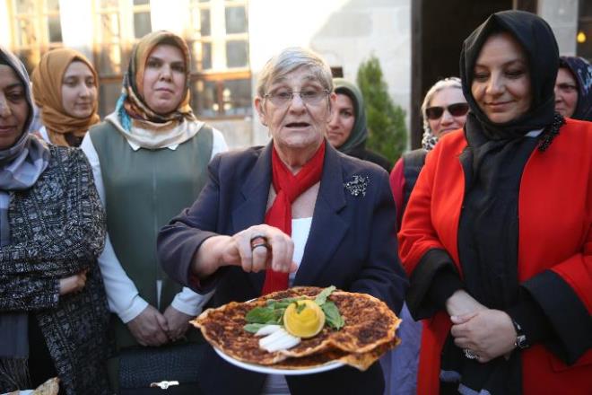 sotun iine tula tozu ve boya katlmamasn isteyen Karatay, &#8220;Cier kebabmz ok nemli ama biberi kn yemememiz lazm. Bol bol soan yememiz ok nemli. Bunlar hakikaten vcudun baklk sistemini glendirir. Burada isotumuz var. sot ok nemli tabi, btn dnya bunu biliyor. sot tescillendi. eresindeki kapsain maddesi Urfa&#8217;nn isotunda en yksek olan ama en doal olacak. erisine tula tozu katlmayacak bir zahmet, ierisine boya katlmayacak bir zahmet&#8221; eklinde konutu.