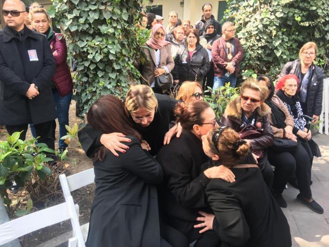 Bugn topraa verilen ika'nn cenazesi, zmir'deki Alsancak Hocazade Camisi'ne getirildi.