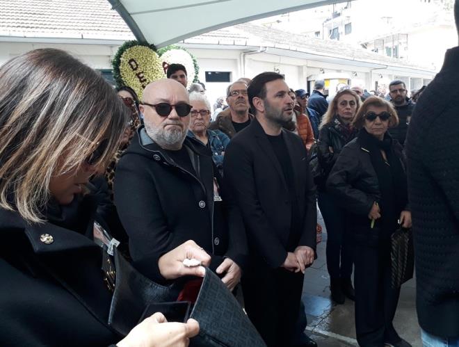 Zafer ika'nn musalla tana konulan tabutunun zerine, '35' ve 'Zafer ika' yazl Galatasaray takm formas ile atks serildi.