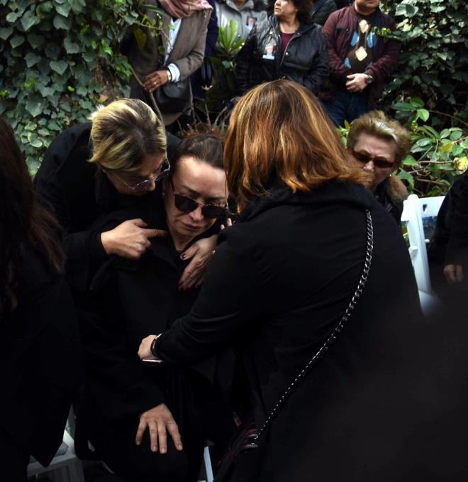 Trene ika'nn ei Demet Akba, ailesi ve yaknlarnn yan sra Galatasaray teknik direktr Fatih Terim, teknik direktr Ylmaz Vural, sporcu ahika Ercmen ile sanatlar Cem Ylmaz, Ylmaz Erdoan, Ata Demirel, Serhat zcan, ahan Gkbakar, Olgun imek, Cezmi Baskn, Sermiyan Midyat, Yonca Evcimik gibi birok nl isim katld.