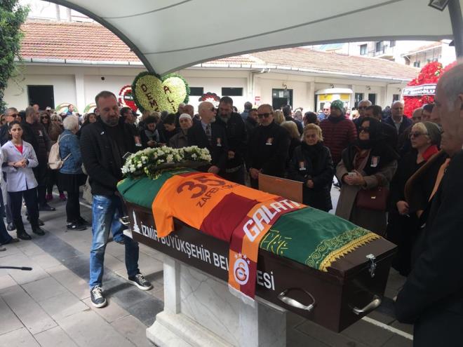 Geen sal gn saat 18.30 sralarnda zmir- eme Otoyolu stihkam Eitim ve Merkez Komutanl yaknlarnda takla atan Muammer Renda ynetimindeki 35 S 7580 plakal kamyonette bulunan Zafer ika, ar yaraland, kaldrld hastanede yaamn yitirdi.