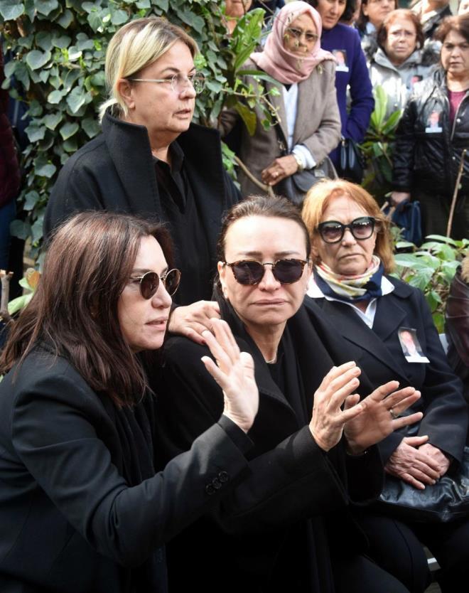 Zafer ika'nn daha nce ei Demet Akba'a, eme'de topraa verilmek istediini syledii, vasiyeti gerei de burada son yolculuuna uurland.