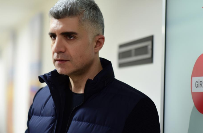 Faruk?un i iin zgr ile ehir dna kmas ve yaanan yanl anlalmalar onu drt koldan sktrrken Sreyya, otelde Faruk'un zgr ile ptn grd.