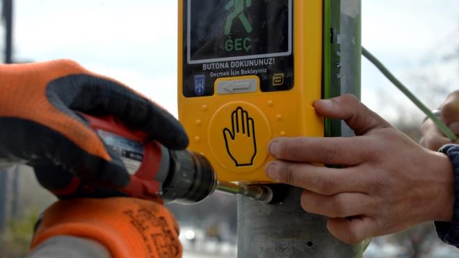 Asfalt atlm veya geniletme almalar tamamlanm ile, mahalle balant yollarnda, trafik iaret levhalar ile bakentin merkez ileler ve dier ilelerin balantsn salayan tm yollarn yeterli gvenlik standartlarna ulamas amaland.