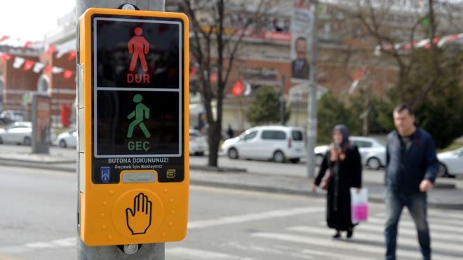 Belediyeden yaplan aklamaya gre, Ankara trafiini daha gvenli ve konforlu hale getirmek iin ekipler bata kamera ve sinyalizasyon sistemi olmak zere trafik levhalar montajyla yol, asfalt, refj, kavak ve kaldrm almalarn aralksz srdryor.