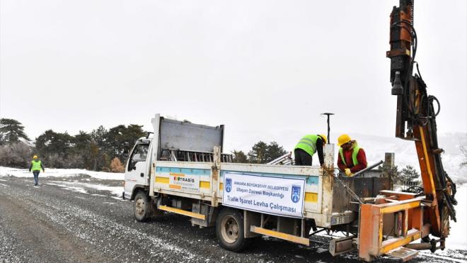 Montajna balanan toplam 25 bin yeni trafik levhas, hem gece hem de gndz rahatlkla grlebilecek.