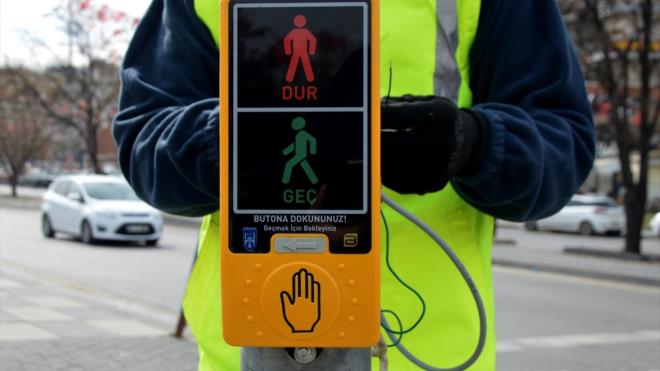 Ayrca yaya geitlerinin uyar levhalar ile donatlmas, virajl yollarn daha gvenli hale getirilmesi, meskun mahal giri ve klarnn belirtilmesi, ana yol-tali yol ayrmlarnn yaplmas, hz snr uyarlar gibi her trl trafik uyarlar da yeni levhalar arasnda yer ald.