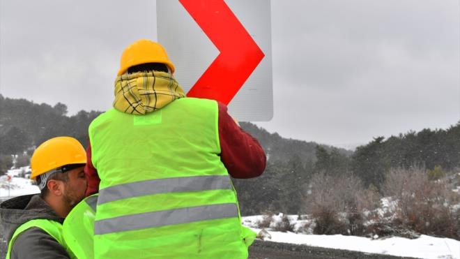Bu kapsamda, grme engelli vatandalarn engelli yaya butonunun yerini bulabilmesi iin sabit frekansta retilen ses sinyalleri yayan cihazlarn, kavaklarda yaygn hale getirilmesi iin 800 noktaya "eriilebilirli ve deiken mesajl yaya sinyalizasyon butonu" yerletirilecek.