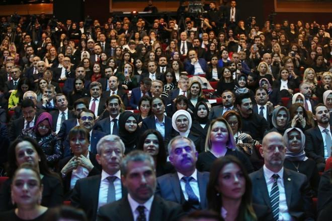 Emine Erdoan, "nk kadn ruhu, batan aa enerji, fikriyat ise tabii kaynaktr. Bu enerjinin ve tabii kaynan iin iine girmedii her alan, bir kr noktaya dnr. Doru ve keskin bir bak, iki gzle bakmay gerekli klar ki kadnlarn olmad her durum, hayat tek gzle alglamak gibidir." dedi.