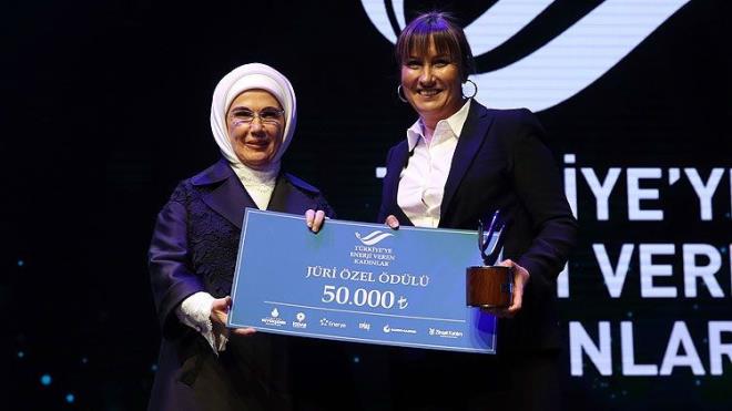 Enerji Piyasas Dzenleme Kurumu Strateji Gelitirme Dairesi Bakan Glefan Demirba'a "jri zel dln" Emine Erdoan takdim etti.    Hatra fotoraf ekimiyle son bulan etkinlie, Ticaret Bakan Ruhsar Pekcan, Aile, alma ve Sosyal Politikalar Bakan Zehra Zmrt Seluk ile konuklar katld.