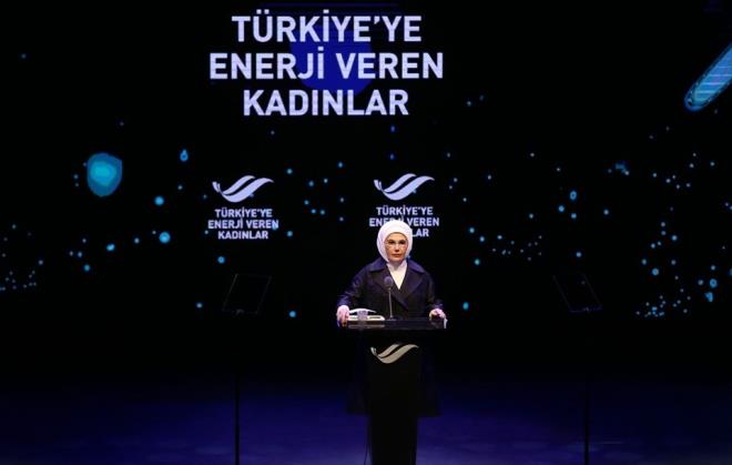 "Kadnlarn alma hayatnda masklenleerek deil, kendi zgn yaratllarn muhafaza ederek bulunmalar gerektiine inanyorum. Gerek eitlik, birisinin sizi kendisine benzeterek eitlemesi deildir. Sizin varlk alannza sayg gstermesidir. Kadnlarn, ilerindeki byk dntrc gc, ancak kendi zgnlklerini koruyarak aa karabileceklerini dnyorum. Kz ocuklarmz da lkemizin enerji kaynaklar balna dahildir. Ltfen kz ocuklarmzn zihinlerine barikatlar yerletirmeyelim. Onlar belli meslek gruplarna dahil olmalar iin koullandrmayalm. Kabiliyetlerine gre yol alsnlar. Anne baba olarak ocuklarmza yapabileceimiz en byk katk, onlarn hayallerine yatrm yapmak ve onlar yreklendirmektir. Bu nedenle onlara, dnyann dertlerine zm retecek ileri baarmann, cinsiyet deil, inan meselesini olduunu anlatn. Bu akam burada grdmz baarl kadnlar da bunun ispatdr. Enerji sektrnn farkl alanlarnda ortaya koyduklar almalar, hepimizi gururlandrmaktadr."