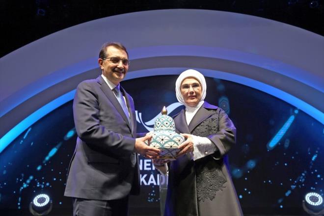 Enerji ve Tabii Kaynaklar Bakan Fatih Dnmez ise reten, deer katan kadnlarn hikayelerinin bir geceye samayacak kadar dolu ve zengin olduunu belirterek, "Bu hikayelerin ba kahramanlar enerjinin gl kadnlar, petrol sahalarnda, maden ocaklarnda alan, ynetim kurullarna bakanlk eden, hayallerinin peinden giden enerjinin gl kadnlar. Bizler bugn bu trenle sadece bu geree ayna tuttuk. Bu aynadan yansyanlar aslnda Trkiye'nin kadnlar, enerjisi. Bizler bunun grnr klnmas iin araclk ediyoruz." diye konutu.