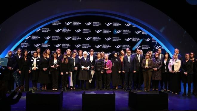 Trende Cumhurbakan Erdoan'n ei Emine Erdoan, Hazine ve Maliye Bakan Berat Albayrak ve Enerji Bakan Fatih Dnmez konuma yapt. Enerji Piyasas Dzenleme Kurumu Strateji Gelitirme Dairesi Bakan Glefan Demirba'a "jri zel dln" Emine Erdoan takdim etti.Enerji ve Tabii Kaynaklar Bakanl tarafndan bu yl 2.'si dzenlenen "Trkiye'ye Enerji Veren Kadnlar" dlleri Cemal Reit Rey Konser Salonu'nda dzenlenen trenle sahiplerini buldu.