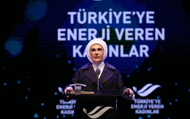 Cumhurbakan Recep Tayyip Erdoan'n ei Emine Erdoan, trende yapt konumada, kadnlarn alma hayatnda karar alc pozisyonlarda olmalar gerektiini vurgulayarak, karar srelerinde kadnlarn eksikliinin, tm toplumu ilgilendiren bir noksanlk olduunu kaydetti.