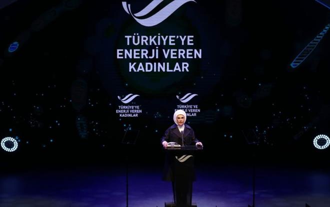 Kz ocuklarn eitimine deinen Erdoan, yle devam etti:    "Dnya Ekonomik Forumunun Toplumsal Cinsiyet Uurumu Raporuna gre, dnyada yapay zeka profesyoneli kadnlarn oran sadece yzde 22. Oysa bu rakam erkeklerde yzde 78. Peki ne oluyor da kadnlar, kendi geleceklerini dorudan ilgilendiren bu alanlara adm atmaktan geri duruyorlar? Sanyorum bunun arkasndaki temel neden, kz ocuklarnn bilim alanna yeterince ynlendirilmemesi. Anne babalar genellikle, bilim, matematik, teknoloji ve mhendislik gibi alanlarda erkek ocuklarnn baar gsterebileceklerine inanyorlar. Uluslararas raporlar kadar Trkiye&#8217;deki rakamlar da bunu teyit ediyor. Nitekim, kadnlarn eitim ve salk bilimlerindeki oran yzde 60&#8217;larn zerinde. Mimarlk ve inaatta yzde 32, biliimde ise bu rakam yalnzca yzde 22. te bu sebeple, bugn burada enerji sektr gibi dnyann geleceini dorudan ilgilendiren bir konuda baar gsteren kadnlarmzla birlikte olmak ok nemli."