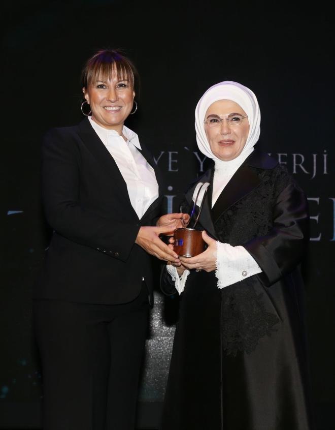 Konumalarn ardndan geilen dl treninde "akademi" alanndaki dl Prof. Dr. ule Ertan Ela'ya, "profesyonel" alanndaki dl Kayserigaz Birim Yneticisi Il Akko'a, "i dnyas" alanndaki dl Shell'den Dr. Selda Glcan'a, "gelecee ilham veren kadn" kategorisindeki dl milli yzc Smeyye Boyac'ya, "giriimcilik" alanndaki dl Burcu Aydemir'ya, "enerjide rnek irket" kategorisindoki dl Enerjisa Sat Perakende A'den st Yneticisi Ziya Erdem'e verildi.