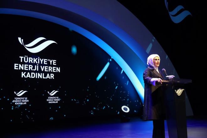 AK Parti hkmetlerinin kadn istihdamna ynelik hedeflerine deinen Erdoan, "Hkmetimiz, 2023&#8217;te kadnlarn igcne katlm orann yzde 41&#8217;e ulatrmay hedefliyor. Bu rakama ularken en ok katlmn, enerji ve biliim sektr gibi dnyann kaderini deitirecek sektrlerde gereklemesini umut ediyorum." diye konutu.    Kadnlarn hangi sektrde alyor olursa olsun, kendi kimliklerini muhafaza ederek var olmalarnn gerekliliini vurgulayan Erdoan, szlerini yle tamamlad: