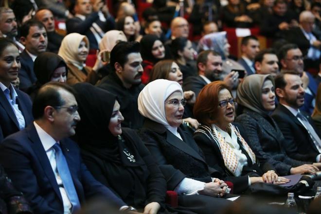 Albayrak, yle konutu:    "Sz konusu vatan olunca yollara den silahlarn, tanklarn nne dimdik dikilendir Trk kadn. Cinsiyet ayrmcl iin bir ey yapmak istiyorsak bakmamz gereken en nemli nokta kadnlarmzn ftratdr. O ftrat yalnzca narin ve krlgan olmak demek deildir. Kadn eli demeyen i incelik, zarafet ve merhametten nasibini almam demektir. Geen yl bir ar yapmtk enerji sektrndeki firmalarmza, 'kadn alan ve ynetici saysn arzu ettiimiz noktaya karalm' demitim. imdi bu ary ekonomi alanndaki tm firmalara ve sektrlere yapyorum. Ankara'da ben kendi bakanlm olmak zere ok daha pozitif ayrmclk yapacam taahht ediyorum. Ltfen erkekler olarak bakmz deitirelim, kadnlarmza gvenelim ve inanalm"