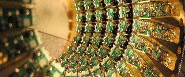 Kuantum bilgisayarndaki bir dier program ise kendi kendine evrilen bu kod kaosu ierisinden bir dzen yaratyor ve kubitler balangtaki noktalarna geri dnyor.