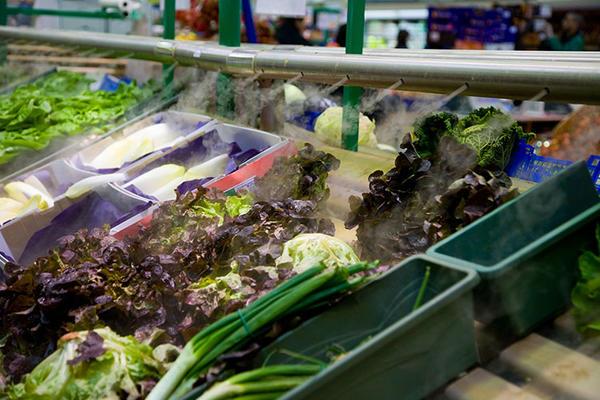 Sebze ve meyvelerin zerine sklan su daha taze ve doal grnmelerini salamann yan sra aldnz rnlerin daha hzl rmesine ve tartda daha ar ekmesine neden oluyor. Torbaya atmadan nce sularn silkelemeyi ihmal etmeyin.