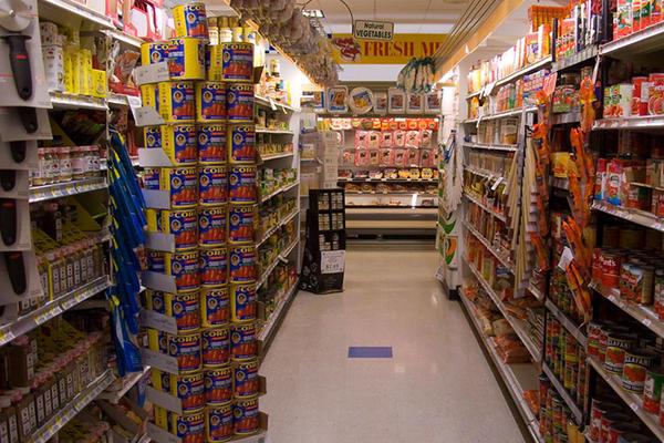 Koridorlarn iki ucunda yer alan standlar genellikle indirim stand gibi grlr ama aslnda buralar markalarn belli rnleri ne karmak iin kullandklar promosyon alanlardr ve oralarda satlan rnlerin fiyatnda indirim yoktur. Ayn ekilde marketlerin brorlerinde ne karlan rnlerin de hepsi indirimli deildir.