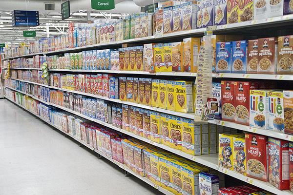 Raflarn ve etiketlerin renkli olmas tabii ki dikkatinizi ekmek iin ancak hangi rengin kullanld da nemli. rnein krmz itahnz kabartyor, a hissetmenize neden oluyor. Sar ise mutluluk ve dostluk hissetmenizi salyor. Bunlarn ikisi bir araya geldiinde de ok dostane bir ortamda ok kabarm bir itahla nnze geleni almaya meyilli oluyorsunuz.