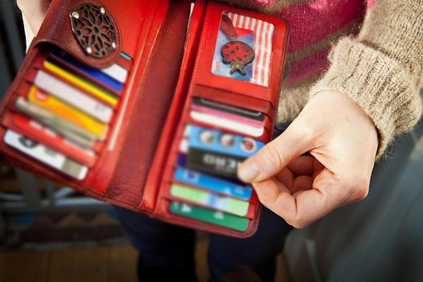 Marketlerin d raflarnda manav, frn, kasap, st rnleri gibi temel gda rnleri bulunur. Alveri yaparken maazann d koridorlarnda dolatnzda daha pahal olan ilenmi gdalardan uzak durabilirsiniz.