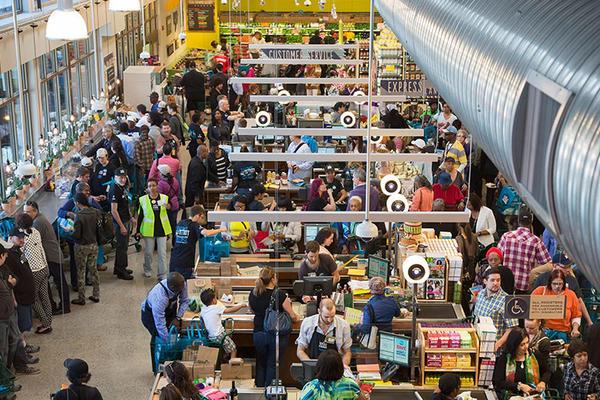 Mmknse marketin ok kalabalk olmad saatlerde alveri yapmaya aln. Bilimsel aratrmalar kalabalk saatlerde insanlarn normalden daha fazla alveri yaptn nk grubun bir paras olmak istediini gsteriyor. Hafta sonu yerine pazartesi ya da sal gn markete gitmek kalabalktan kanmanz salayabilir.