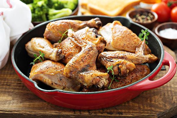 Tavuunuzu paralar halinde almak yerine btn aln. Gs, but ve bageti ayr ayr aldnzda deyeceiniz para, tavuu btn aldnzda deyeceiniz paradan ok daha fazladr. Paralama iini kendiniz yapabileceiniz gibi kasap reyonu grevlisinden de rica edebilirsiniz. Byk ihtimalle olumlu yant alacaksnz. Ayn ey et iin de geerli.