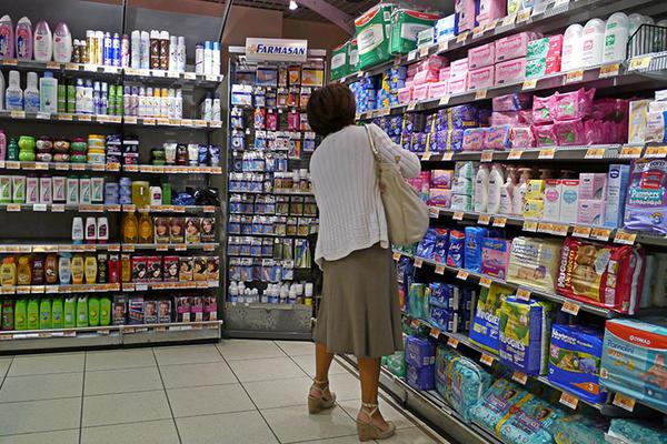 Spermarketlerde ok satlmas hedeflenen pahal rnler, daha az satlmas sorun olmayacak ar pahal trdelerinin yanna konur. Bylece "O kadar da kt deilmi" demeniz beklenir. Nitekim siz de tam olarak bunu der, normalde pahal diye almaktan vazgeeceiniz bir eyi alverirsiniz.