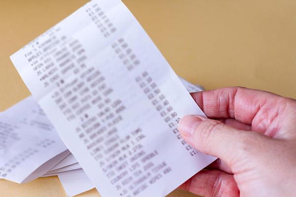 deme aamasnda "Falanca kartnz var myd?" diye sorar kasiyerler. "Yok" dediinizde de hemen cretsiz kart karmanza yardmc olmay teklif eder, bu sayede indirim kazanabileceinizi sylerler. ndirim gzel ama bu kart sayesinde btn satn aldklarnzn kaydnn tutulduunu, karnza kan reklamlarn, indirimlerin sizin alma alkanlklarnza gre ekillendirildiini de unutmayn.