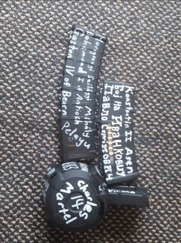 Cani saldrgan arjrlere ise &#8220;Rotherham, Alexandre Bissonnette, Luca Traini iin&#8221; yazm. Katliam iin ilhan ald Alexandre Bissonnette, 2017'de Kanada'da camide ibadet eden alt kiiyi ldrmt. Katilin ilhan kayna olan Luca Traini ise geen yl Afrikal 6 gmeni ldrd.