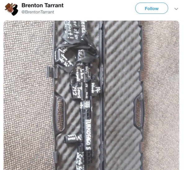 Saldry gerekletiren Brenton Tarrant sosyal medya hesabndan saldrnn sinyalini vermi. Katliamda kulland silah ve tehizatlarn grsellerini paylaan katil, silahna Osmanl'nn 2. Viyana Seferine yapt 1683 tarihini kazm.