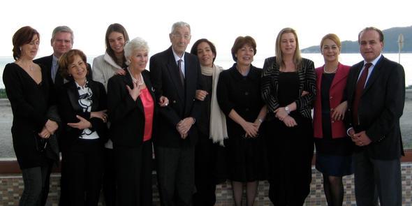 * Hanedandan geriye kalan kiilerle gryor musunuz?  <br>  Ailenin bykleri srgne gnderildii iin farkl lkelerde bym bir aileyiz. Sultan II. Ablhamid Han&#8217;n lmnn 100. ylnda Sayn Cumhurbakanmz aileyi bir araya toplad. Herkesle iletiime getiler. Sultan II. Ablhamid Han&#8217;n yedi lkeden 40 torunu stanbul&#8217;da bir araya geldik.