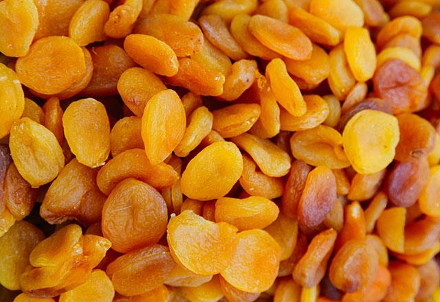 Baz reticiler, kurutulmu meyveleri daha ekici hale getirmek ve renk kaybn nlemek iin koruyucu maddeler ekleyebilirler. Bu meyveler salnz iin tehlikeli slfitler ierebilir. Tehlikeyi nlemek iin, parlak renkli ve parlak olanlardan ziyade doal kahverengimsi veya grimsi renklerle kurutulmu meyveleri sein .