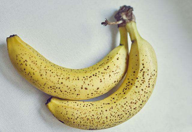 Muzlar seerken grimsi renklerden kann. Bu muzlar lezzetli deildir ve renkleri olgunlamadan veya ok uzun sre uygunsuz koullarda saklandklar anlamna gelebilir. Canl sar rengin muzlarn sein. zerinde benekler bulunan muzlardan uzak durmayn: Bu meyveler tamamen olgunlar ve aromas ve lezzeti en iyisidir.