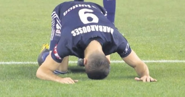 SECDEYE VARDI: Bu vahetin acs hala ok tazeyken anlaml bir hareket geldi. Avustralya&#8217;nn Melbourne Kulb&#8217;nde oynayan Rum asll Yeni Zelanda doumlu forvet Kostas Barbarouses, att gol sonrasnda Mslman olmamasna ramen secdeye vard.