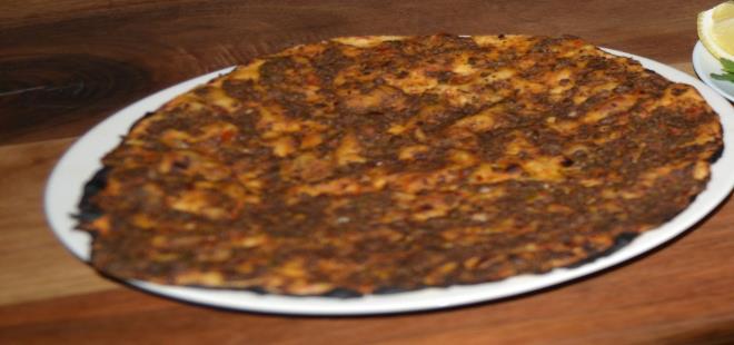 Vegan olmayan m��terilerinin �o�unlukta oldu�unu da ifade eden Angay, "Y�zde 30- 40 civar�nda bir vegan m��teri g�rebiliriz burada. Di�er gelenler ise vegan mutfa��n� merak eden, ayn� zamanda ad�m�z� duyup gelen insanlar" diye konu�tu.